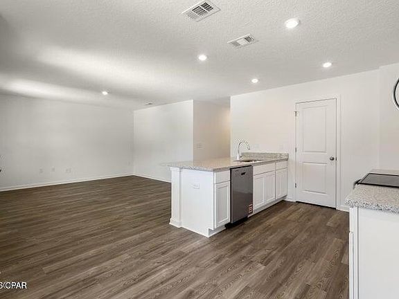 3rd image of 4123 Pinehurst Ave