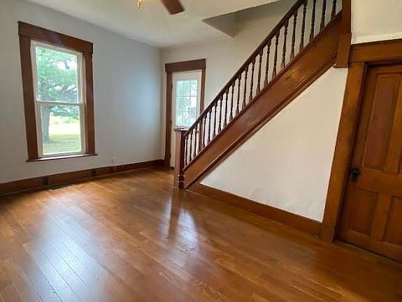 5th image of 122 Wood St
