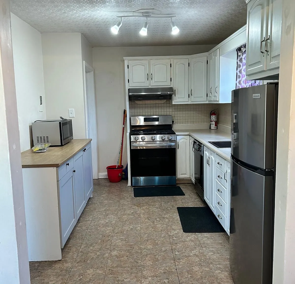 3 bed, $2,200 — Photo 3