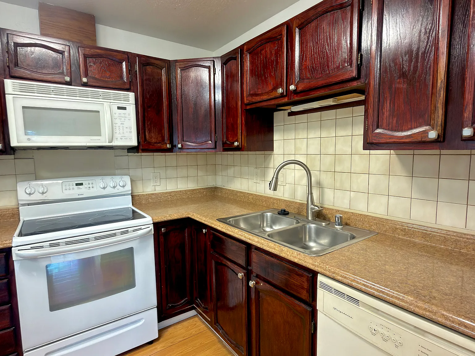2 bed, 700 sqft, $1,595 — Photo 2