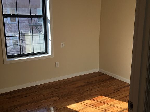 3rd image of 1048 Winthrop St #6