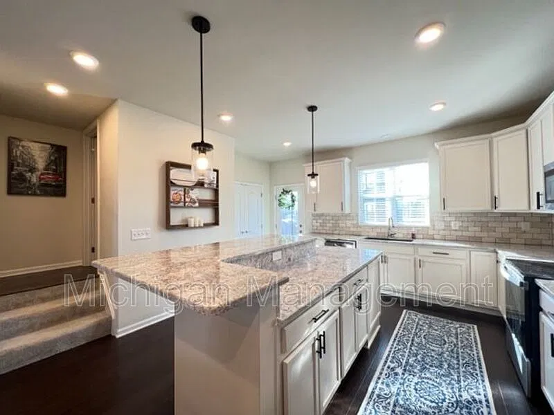 4 bed, 3.5 bath, 2397 sqft, $3,800 — Photo 3