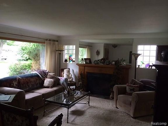 3rd image of 15653 Crescent Ave