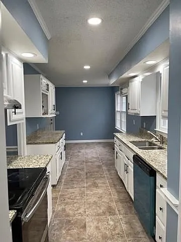 4 bed, 2.5 bath, 2600 sqft, $2,495 — Photo 2