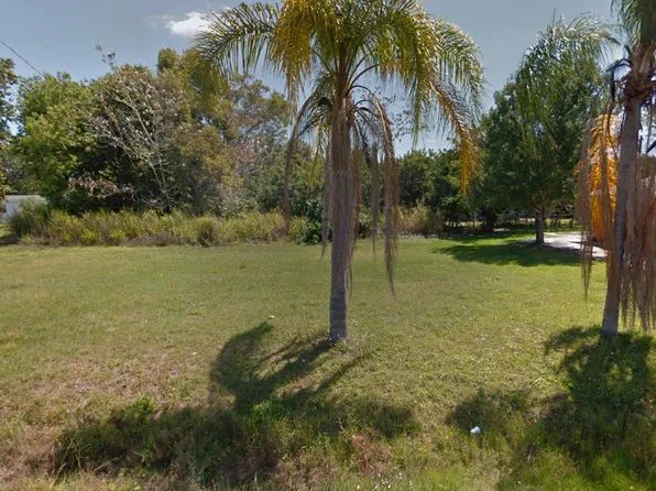 9 Roanoke Dr, Fort Myers, FL 33905