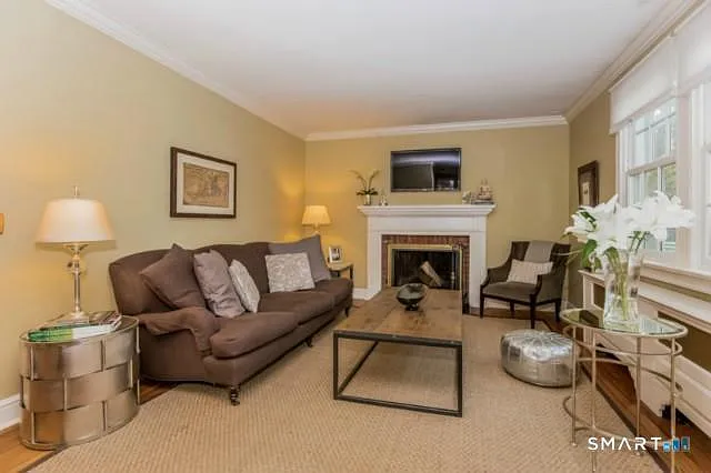 90 Linden Ave — Photo 3