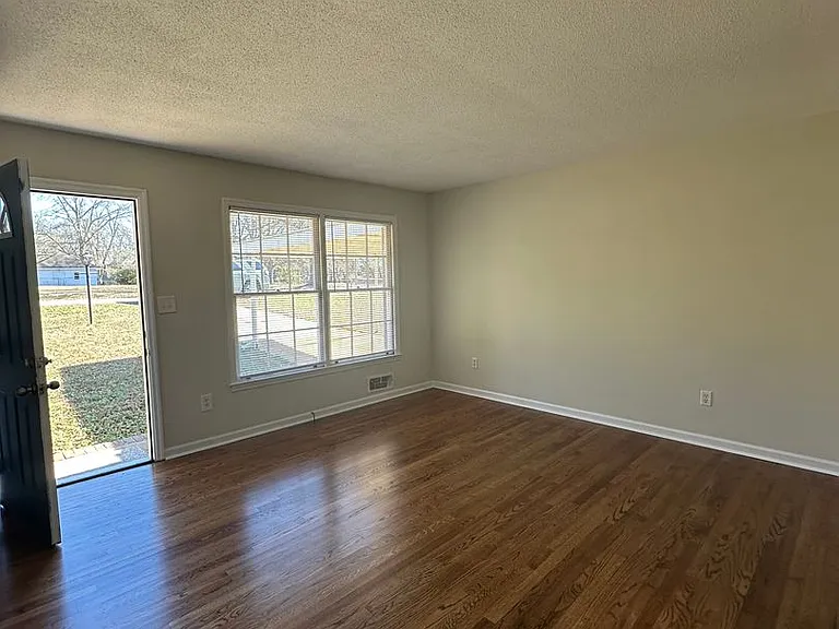 51 Lawanna Dr — Photo 5