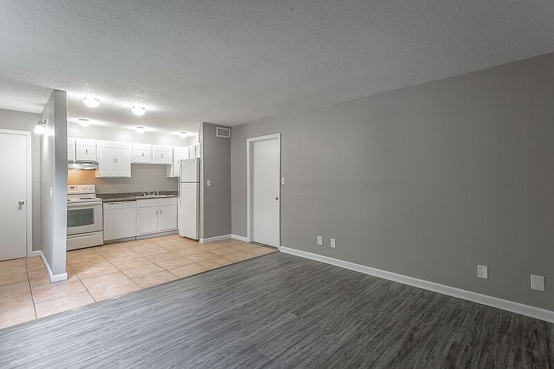 1st image of 2414 Lyndon Ave APT 10