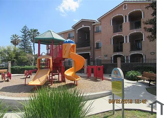 2 bed, 938 sqft, $2,101 — Photo 1