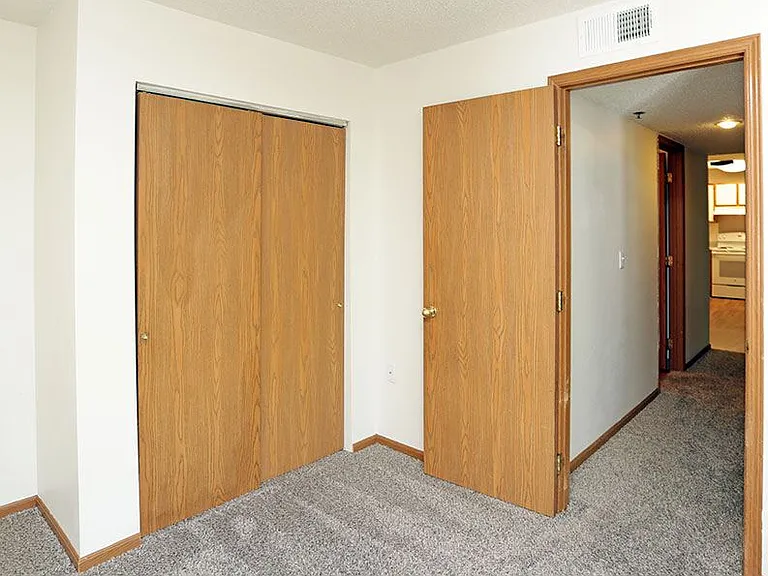 THE ARBORS APARTMENTS — Photo 5