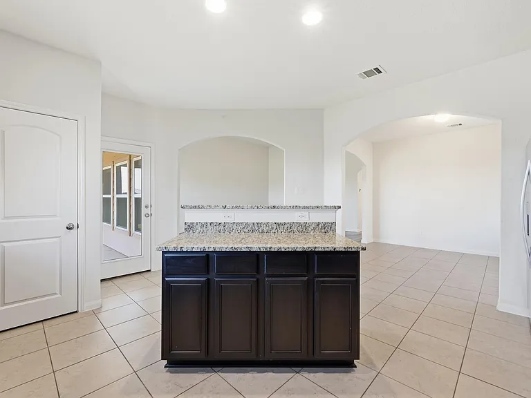 1216 Violet Ln — Photo 8
