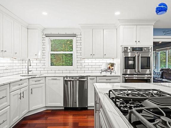 5th image of 43 Balsam Ave