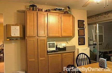 Host your next celebration in large DR
						:
						Memories start around the table in your large DR with lots of natural light.