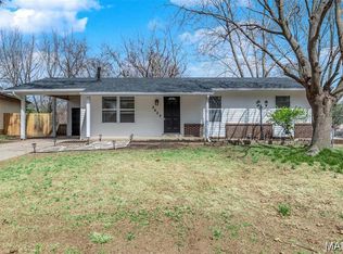 2425 Lindsay Ln, Florissant, MO 63031