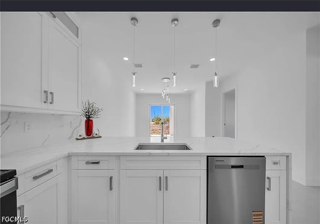 3 bed, 2.0 bath, 1200 sqft, $1,900 — Photo 4