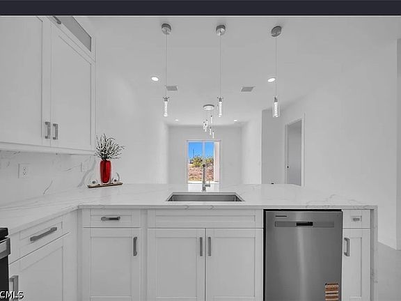 4th image of 320 Poplar St