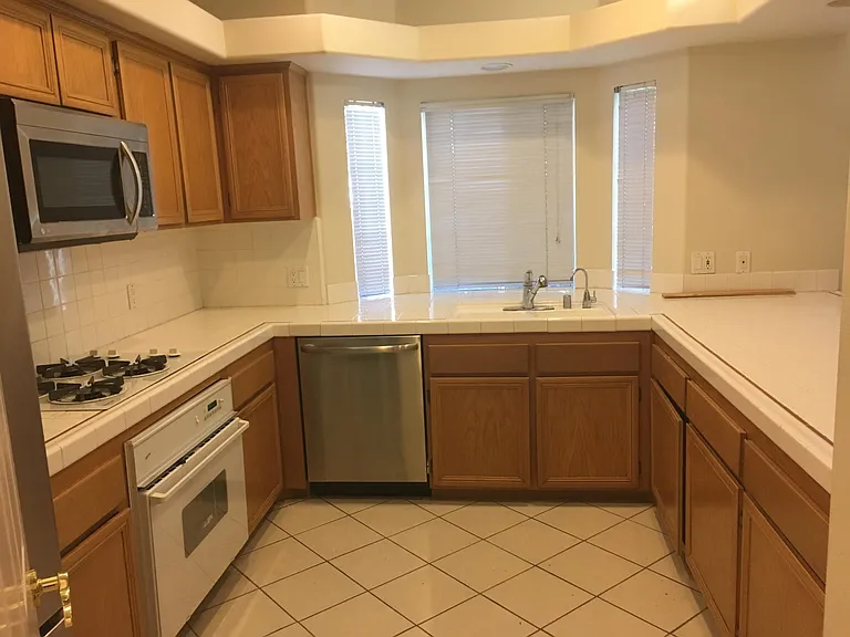 Kitchen: stove and microwave have been replaced. New pics pending.