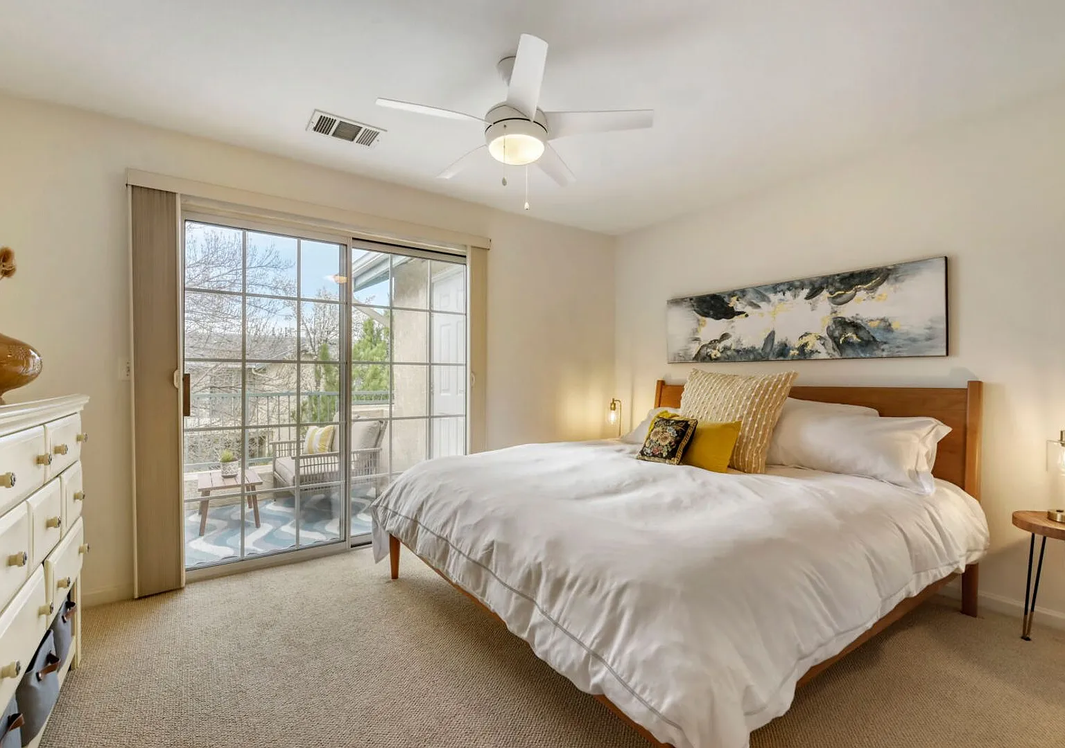 Top-Floor Serenity: Bright & Modern Fully Furnished Boulder Retreat — Photo 2
