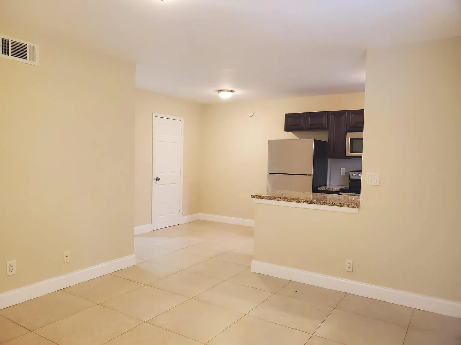 2640 NE 8th Ave — Photo 2