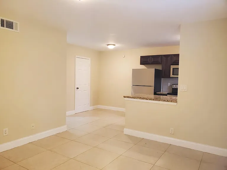 2640 NE 8th Ave — Photo 2