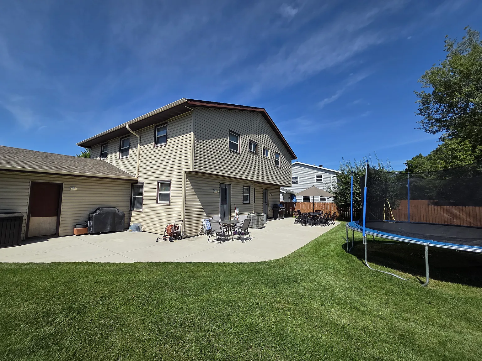 3 bed, 1.5 bath, 1600 sqft, $2,400 — Photo 2
