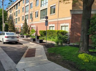211 Randolph Rd #203, Toronto, ON M4G 4H1