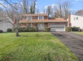 40 Coachlamp Ln, Stamford, CT 06902