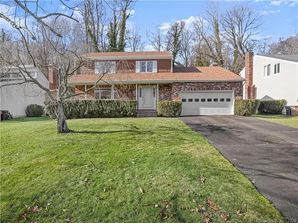 40 Coachlamp Lane, Stamford, CT 06902