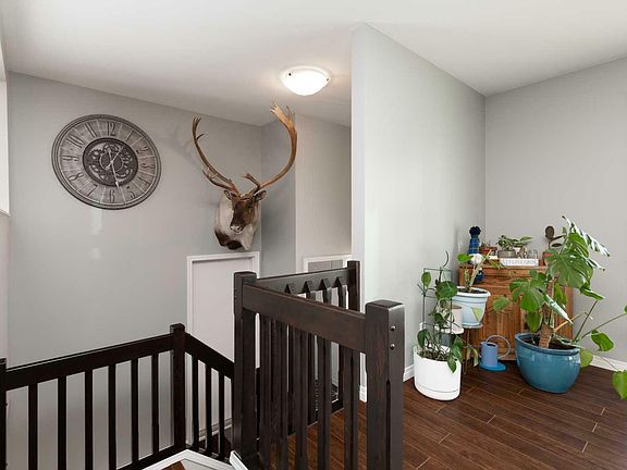 5th image of 57 Iroquois Cres W