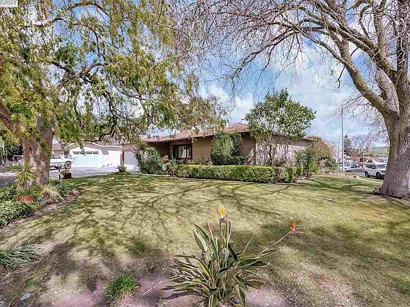 2nd image of 8235 Wexford Ct