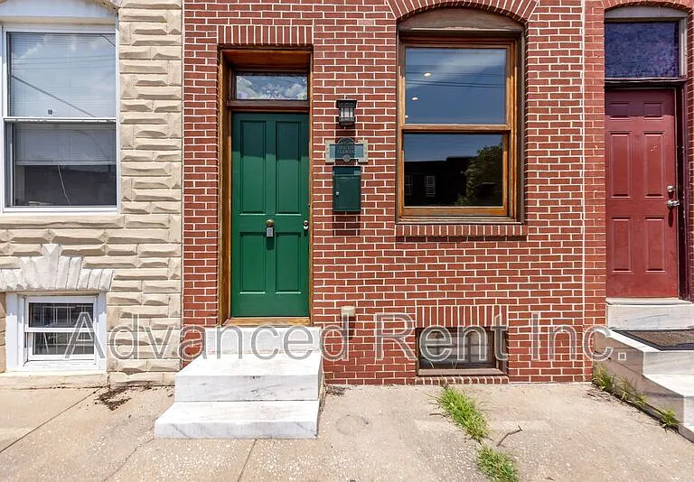 2802 E Fairmount Ave — Photo 2