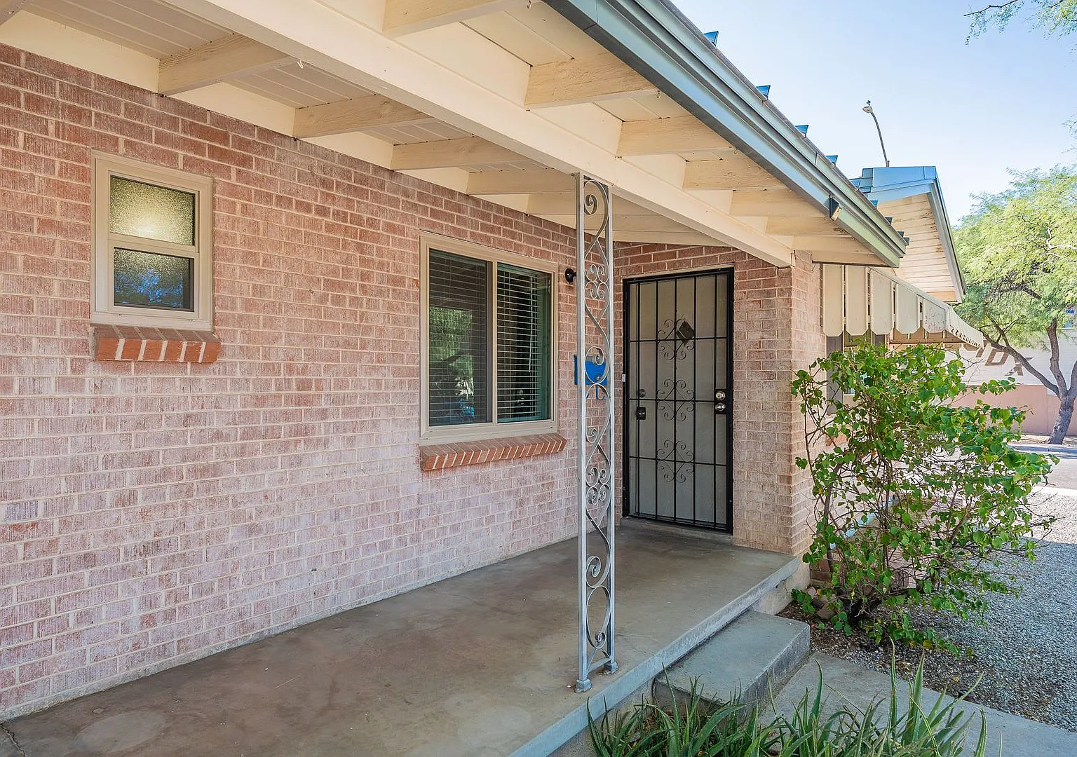 Charming 3-Bed Midtown Tucson Home with Retro Flair & Expansive Fenced Yard — Photo 3