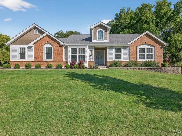 729 Redstart Dr, Ballwin, MO 63021