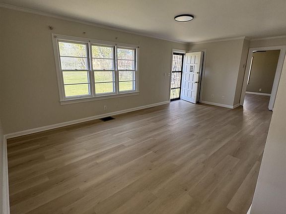 3rd image of 142 Iroquois Dr