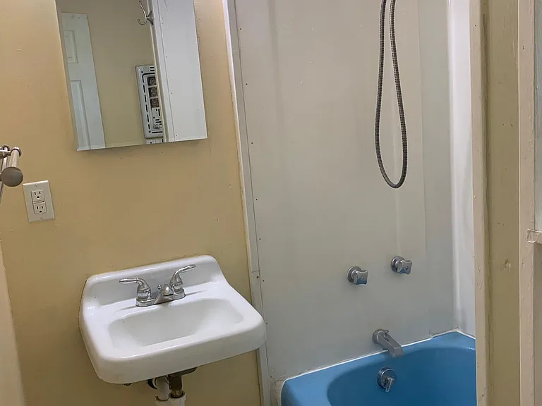 112 Louisa Blvd #1/2 — Photo 6