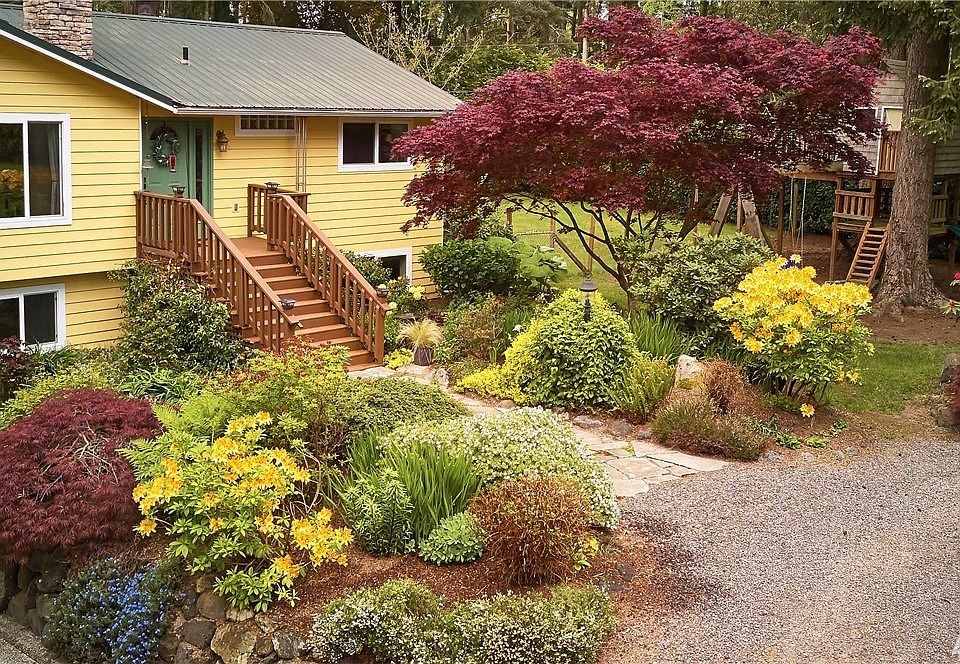 Beautiful 2.5 acres of land on sunny, level acreage.  Park like grounds with gorgeous gardens, fruit trees, vegetables, plus a barn with a wonderful green house and chicken coop! 