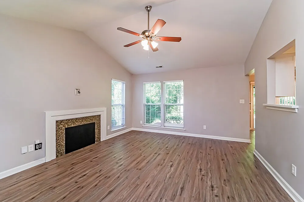 3 bed, 2.0 bath, 1140 sqft, $1,945 — Photo 4