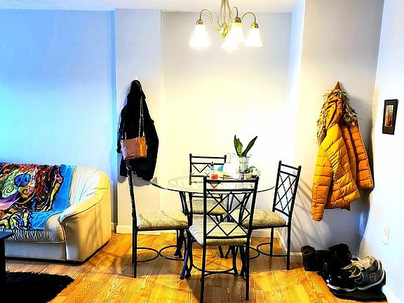 5th image of 228 Willard St