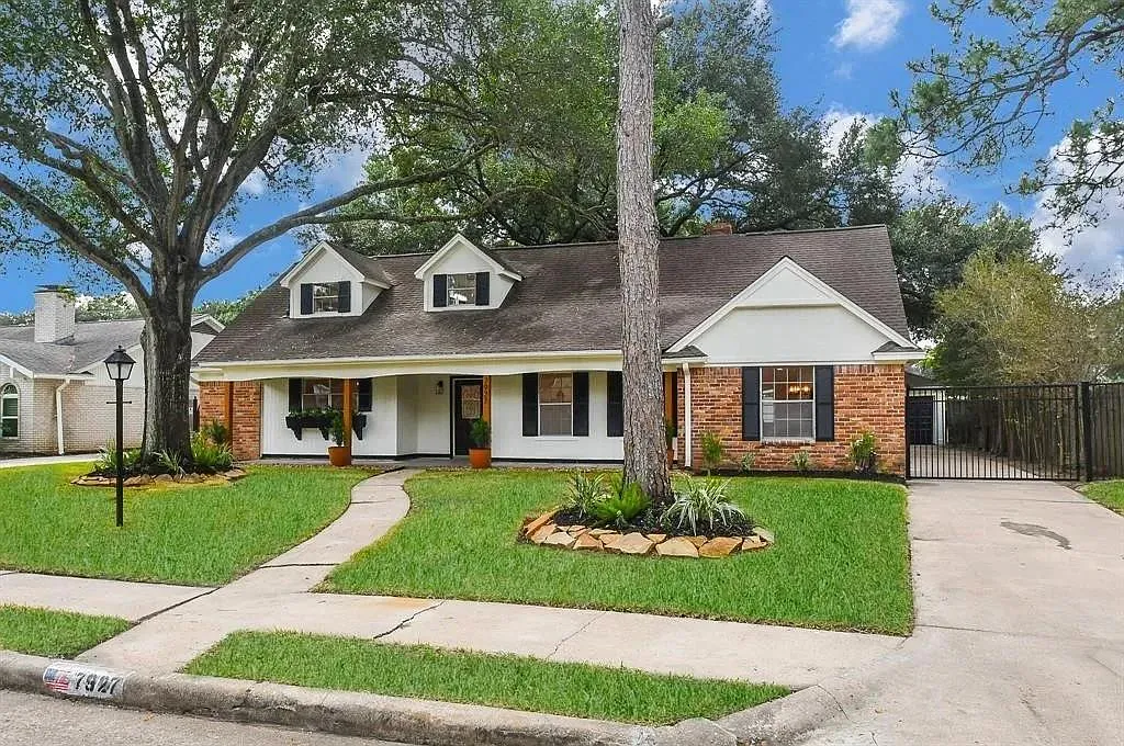 4 bed, 2.0 bath, 2609 sqft, $2,850 — Photo 1