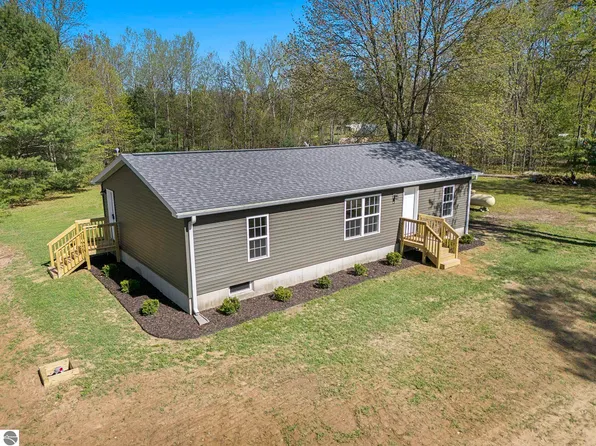 3218 S 41st Rd, Cadillac, MI 49601