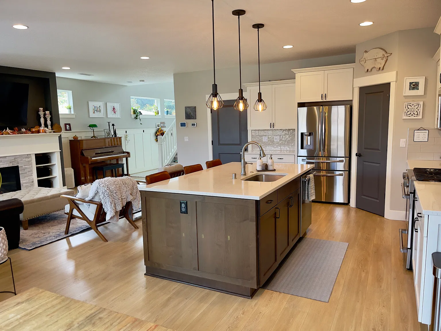 4 bed, 2413 sqft, $3,700 — Photo 2