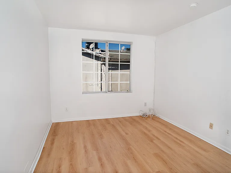 15920 Sherman Way #8 — Photo 13