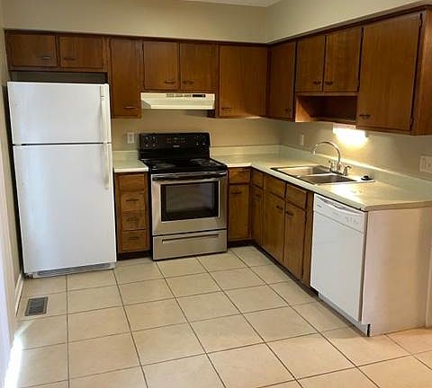 4th image of 2200 Lake Glen Ct #J