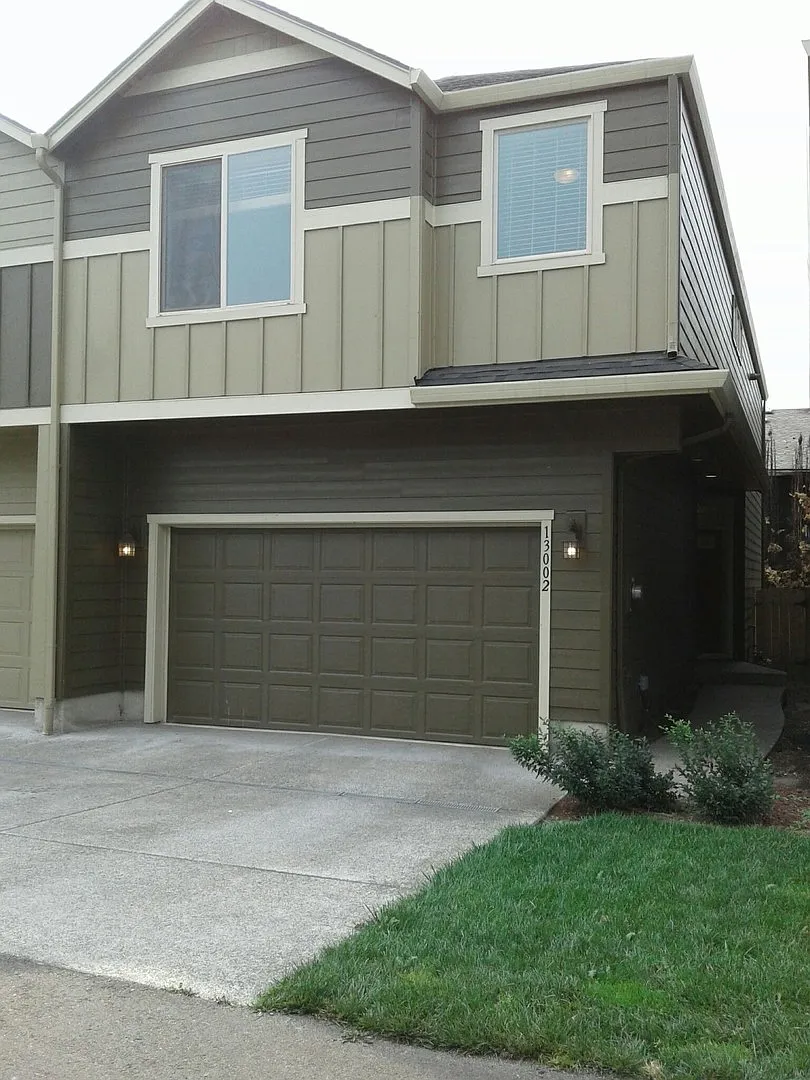 Three Bedrooms Plus Loft! Centrally located! — Photo 1
