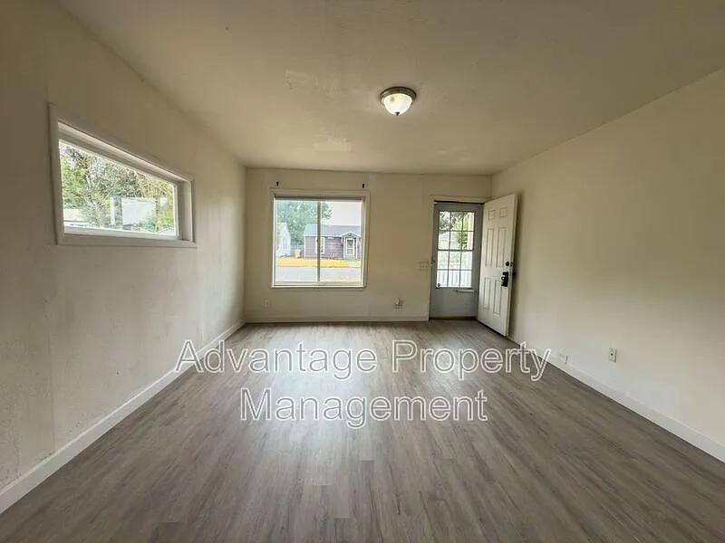 3 bed, 1.0 bath, 1237 sqft, $1,800 — Photo 3