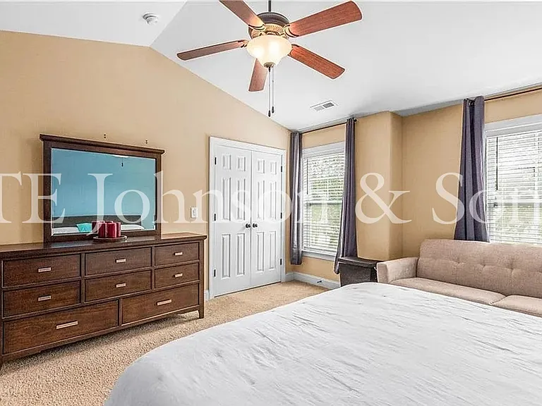 1025 Richmond Park Dr — Photo 17