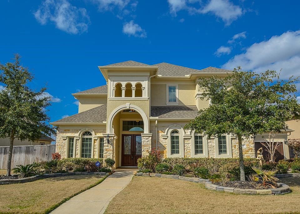 Fabulous Taylor Morrison home in gated Avalon at Pine Mill