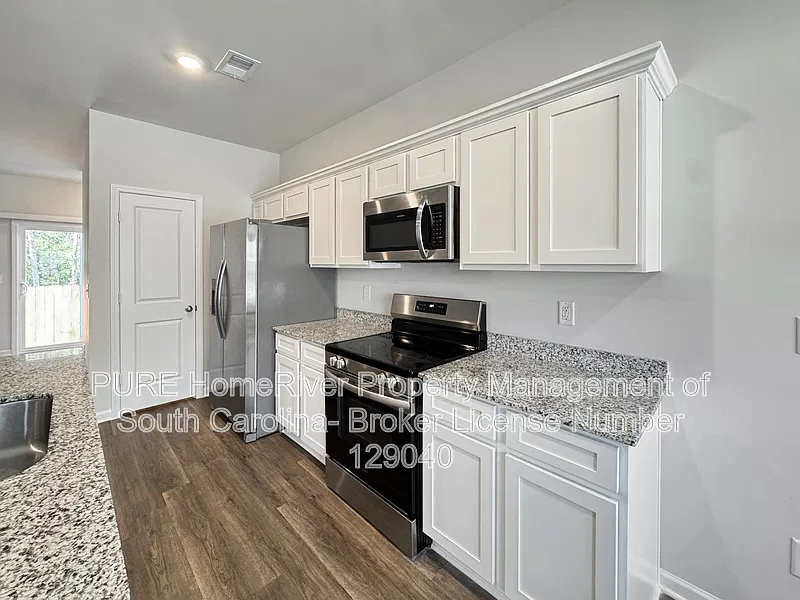 3 bed, 2.5 bath, 1305 sqft, $1,595 — Photo 4