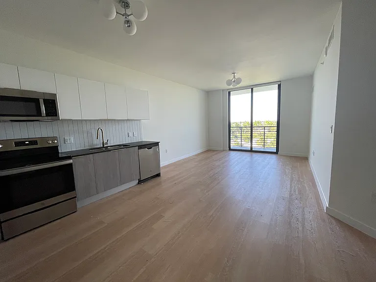 10823 Biscayne Blvd — Photo 2