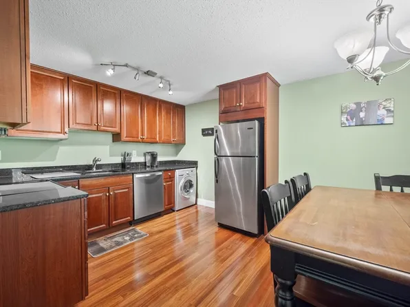 1410 Skyline Dr Unit 11, Lowell, MA 01854